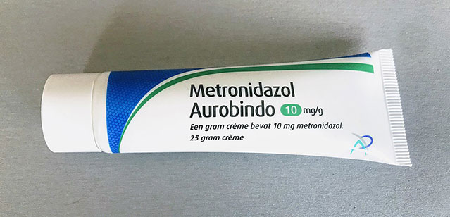 Rosacea behandeling - Antibiotica-crèmes, gels en lotions, zoals metronidazol (Metrogel) en azelaïnezuur (Azelex crème of Finacea gel) bevatten zuren die de huid uiteindelijk nog roder maken en nog meer huidirritaties kunnen veroorzaken